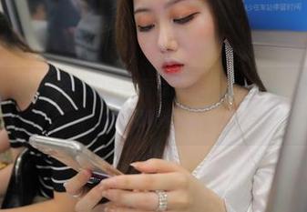 听说“魔镜街拍”这次的更新有点意思：另一种裤里丝，午餐搭讪的隐秘代码。