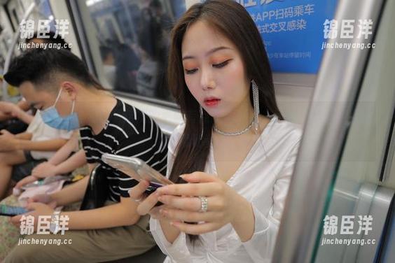 听说“魔镜街拍”这次的更新有点意思：另一种裤里丝，午餐搭讪的隐秘代码。